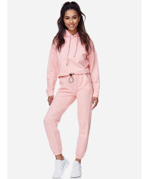 Moderner &amp; zeitloser Damen Jogginganzug von Tazzio
	Passform: Regular Fit
	Verschluss: Tunnelzugband, elastischer Bund
	SET bestehend aus Oberteil mit Kapuze &amp; Hose: Tunnelzug
	2 Taschen vorne bei der Jogginghose
	Hochwertiges Material &amp; bequem zu tragen
	Idealer Sportanzug für das ganze Jahr