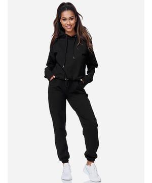 Moderner &amp; zeitloser Damen Jogginganzug von Tazzio
	Passform: Regular Fit
	Verschluss: Tunnelzugband, elastischer Bund
	SET bestehend aus Oberteil mit Kapuze &amp; Hose: Tunnelzug
	2 Taschen vorne bei der Jogginghose
	Hochwertiges Material &amp; bequem zu tragen
	Idealer Sportanzug für das ganze Jahr