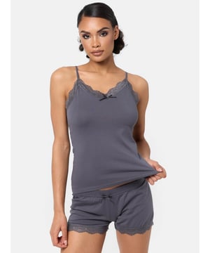 Artikelbeschreibung


	Damen Set 2er-Pack Unterhemden inkl. Panty von Tazzio
	Bequeme Unterhemden &amp; weiches Tragegefühl
	Optimaler Tragekomfort &amp; erstklassiger Sitz
	Elastisches Baumwollmaterial für einen bequemen Halt
	Set aus Unterhemd und Panty
	Hochwertige und softe Qualität


Passform Unterhemd


	
Passform: Schmal
	
Schnitt: Gerade
	
Ausschnitt: V-Ausschnitt
	
Ärmellänge: Spaghettiträger


Passform Panty


	
Passform: Schmal
	
Schnitt: Gerade
	
Leibhöhe: Normal


Material &amp; Pflege


	
Material Oberstoff: 95% Baumwolle, 5% Elasthan
	
Elastizität: Leicht elastisch
	
Pflegehinweise: Maschinenwäsche
