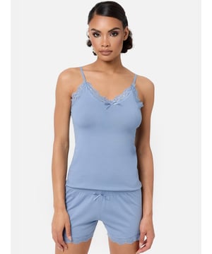 Artikelbeschreibung


	Damen Set 2er-Pack Unterhemden inkl. Panty von Tazzio
	Bequeme Unterhemden &amp; weiches Tragegefühl
	Optimaler Tragekomfort &amp; erstklassiger Sitz
	Elastisches Baumwollmaterial für einen bequemen Halt
	Set aus Unterhemd und Panty
	Hochwertige und softe Qualität


Passform Unterhemd


	
Passform: Schmal
	
Schnitt: Gerade
	
Ausschnitt: V-Ausschnitt
	
Ärmellänge: Spaghettiträger


Passform Panty


	
Passform: Schmal
	
Schnitt: Gerade
	
Leibhöhe: Normal


Material &amp; Pflege


	
Material Oberstoff: 95% Baumwolle, 5% Elasthan
	
Elastizität: Leicht elastisch
	
Pflegehinweise: Maschinenwäsche