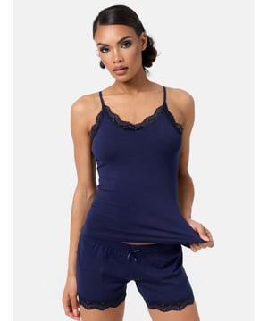 Artikelbeschreibung


	Damen Set 2er-Pack Unterhemden inkl. Panty von Tazzio
	Bequeme Unterhemden &amp; weiches Tragegefühl
	Optimaler Tragekomfort &amp; erstklassiger Sitz
	Elastisches Baumwollmaterial für einen bequemen Halt
	Set aus Unterhemd und Panty
	Hochwertige und softe Qualität


Passform Unterhemd


	
Passform: Schmal
	
Schnitt: Gerade
	
Ausschnitt: V-Ausschnitt
	
Ärmellänge: Spaghettiträger


Passform Panty


	
Passform: Schmal
	
Schnitt: Gerade
	
Leibhöhe: Normal


Material &amp; Pflege


	
Material Oberstoff: 95% Baumwolle, 5% Elasthan
	
Elastizität: Leicht elastisch
	
Pflegehinweise: Maschinenwäsche