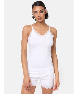 Artikelbeschreibung


	Damen Set 2er-Pack Unterhemden inkl. Panty von Tazzio
	Bequeme Unterhemden &amp; weiches Tragegefühl
	Optimaler Tragekomfort &amp; erstklassiger Sitz
	Elastisches Baumwollmaterial für einen bequemen Halt
	Set aus Unterhemd und Panty
	Hochwertige und softe Qualität


Passform Unterhemd


	
Passform: Schmal
	
Schnitt: Gerade
	
Ausschnitt: V-Ausschnitt
	
Ärmellänge: Spaghettiträger


Passform Panty


	
Passform: Schmal
	
Schnitt: Gerade
	
Leibhöhe: Normal


Material &amp; Pflege


	
Material Oberstoff: 95% Baumwolle, 5% Elasthan
	
Elastizität: Leicht elastisch
	
Pflegehinweise: Maschinenwäsche