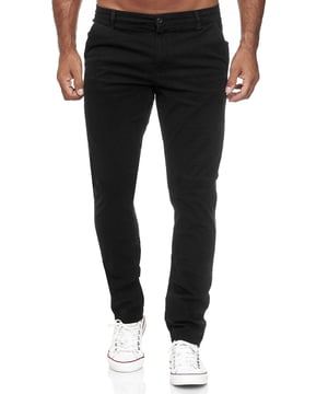 Artikelbeschreibung


 Moderne &amp; zeitlose Herren Chino von Tazzio
 
Verschluss: Reißverschluss (verdeckter Zip Fly)
 
Hosentaschen: Eingrifftaschen, Gesäßtaschen
 Stretchanteil für eine optimale Passform
 Gürtelschlaufen
 Hochwertiges Material &amp; bequem zu tragen
 Ideale Chino für das ganze Jahr


Passform


 
Passform: Slim Fit
 
Länge: Lang
 
Leibhöhe: normal


Material &amp; Pflege


 
Material Oberstoff: 97% Baumwolle, 3% Elasthan
 
Elastizität: Leicht elastisch
 
Pflegehinweise: Maschinenwäsche