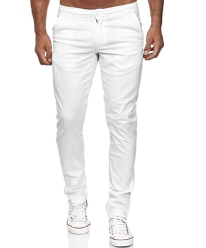Artikelbeschreibung


 Moderne &amp; zeitlose Herren Chino von Tazzio
 
Verschluss: Reißverschluss (verdeckter Zip Fly)
 
Hosentaschen: Eingrifftaschen, Gesäßtaschen
 Stretchanteil für eine optimale Passform
 Gürtelschlaufen
 Hochwertiges Material &amp; bequem zu tragen
 Ideale Chino für das ganze Jahr


Passform


 
Passform: Slim Fit
 
Länge: Lang
 
Leibhöhe: normal


Material &amp; Pflege


 
Material Oberstoff: 97% Baumwolle, 3% Elasthan
 
Elastizität: Leicht elastisch
 
Pflegehinweise: Maschinenwäsche