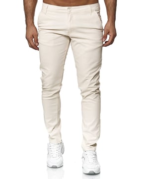 Artikelbeschreibung


 Moderne &amp; zeitlose Herren Chino von Tazzio
 
Verschluss: Reißverschluss (verdeckter Zip Fly)
 
Hosentaschen: Eingrifftaschen, Gesäßtaschen
 Stretchanteil für eine optimale Passform
 Gürtelschlaufen
 Hochwertiges Material &amp; bequem zu tragen
 Ideale Chino für das ganze Jahr


Passform


 
Passform: Slim Fit
 
Länge: Lang
 
Leibhöhe: normal


Material &amp; Pflege


 
Material Oberstoff: 97% Baumwolle, 3% Elasthan
 
Elastizität: Leicht elastisch
 
Pflegehinweise: Maschinenwäsche