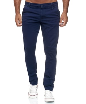 Artikelbeschreibung


 Moderne &amp; zeitlose Herren Chino von Tazzio
 
Verschluss: Reißverschluss (verdeckter Zip Fly)
 
Hosentaschen: Eingrifftaschen, Gesäßtaschen
 Stretchanteil für eine optimale Passform
 Gürtelschlaufen
 Hochwertiges Material &amp; bequem zu tragen
 Ideale Chino für das ganze Jahr


Passform


 
Passform: Slim Fit
 
Länge: Lang
 
Leibhöhe: normal


Material &amp; Pflege


 
Material Oberstoff: 97% Baumwolle, 3% Elasthan
 
Elastizität: Leicht elastisch
 
Pflegehinweise: Maschinenwäsche