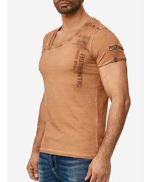 Artikelbeschreibung


	Zeitloses Herren T-Shirt von Tazzio
	
Ausschnitt: Rundhals
	Besonderes Highlight ist die Knopfleiste am Schulter
	Gerippte Ärmelabschlüsse
	Druck auf der linken Schulter
	Offen verarbeitete, umgelegte und fixierte Ärmelsäume
	Dezenter Used-Look
	Mit trendiger Ölwaschung
	Hochwertiges Material &amp; bequem zu tragen
	Ideales Herren Shirt für das ganze Jahr


Passform


	
Passform: Slim Fit
	
Länge: Normale Länge
	
Ärmellänge: Kurzarm


Material &amp; Pflege


	
Material Oberstoff: 100% Baumwolle
	
Pflegehinweise: Maschinenwäsche
