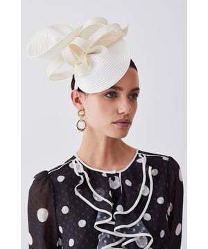 Experience high formality with a fascinator, with a large size and an asymmetric shape, as well as a statement bow accent. Wear it with a dress in matching tones for a look perfect for race days and wedding guest days. Asymmetric Bow Headband Fascinator Dramatic, Large Size Statement, Curved Shape Unique Asymmetric Design Formal Bow Accent Easy to Wear HeadbandBrowse this seasons women's fascinators or discover the full range of women's accessories now.