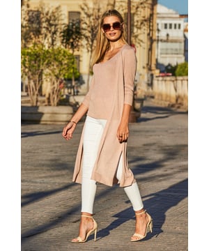 Layering summer style
On-trend longline hem
Super soft lightweight knit
Flattering side split
Create a co-ord with the matching vest top
Complete the look with white jeans