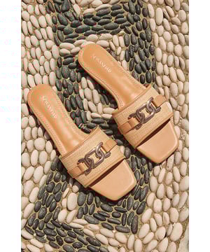 Prepare to wear on repeatChic raffia finishElevated with a luxe gold buckle detailTrending square toe silhouettePerfect for pool days, sightseeing or summer eveningsEffortlessly chic with a linen look