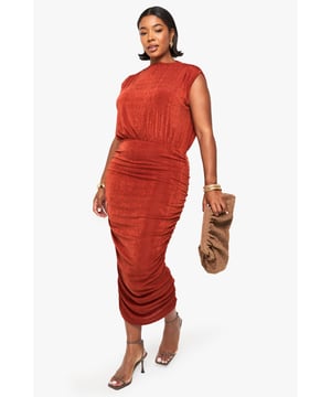 Textured slinky fabric with a subtle sheen for a sophisticated finish
        Elegant slash neckline with sleeveless design for a refined silhouette
        Flattering ruched detailing along the sides creates a sculpted look
        Figure-enhancing midi length with a body-skimming fit
        Versatile design that transitions effortlessly from day to evening occasions
    
    Make a statement at your next special event with this structured ruched midikleid from Boohoo. The textured slinky fabric drapes beautifully over your curves, while the clever ruching detail adds dimension and flatters your figure. The sleeveless design with a chic slash neckline creates an elegant canvas for your favourite jewellery - pair with delicate gold bangles as styled on our model for a polished finish. This dress is perfect for weddings, races or graduation ceremonies when styled with strappy heels and a coordinating clutch. For cooler evenings, layer with a tailored blazer or an elegant pashmina. The midi length offers the perfect balance of sophistication and contemporary style, ensuring you'll stand out for all the right reasons at your next formal gathering.