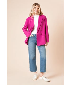 Oversized double breasted design with striking gold-tone buttons for a contemporary silhouette
        Structured notched lapels adding a touch of classic tailoring to this modern piece
        Relaxed fit through the shoulders and body for effortless layering and comfort
        Functional front pockets perfect for adding practicality to your everyday style
        Fully lined interior ensuring a smooth fit and polished finish
    
    Make a statement with this Dorothy Perkins oversized blazer, the perfect blend of relaxed comfort and refined style. The generous proportions create a fashionable silhouette that works brilliantly with slim-fitting pieces underneath. Style with straight-leg jeans and a simple white tee as seen on our model, adding white trainers for a casual brunch date. For cooler days, layer over a fine knit jumper and pair with wide-leg trousers and loafers for an effortlessly chic look. This versatile piece transitions seamlessly from weekend shopping trips to casual office environments, and even works for informal dinner dates when styled with your favourite midi skirt and ankle boots. The woven fabric offers structure while maintaining a relaxed drape, making this blazer a true wardrobe hero for the modern woman who values both style and comfort.