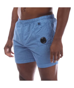 Heren C.P. Company Flatt Nylon Lens Zwemshort in blauw.- Verstelbare tailleband met trekkoord.- Zijzakken.- Lensdetail.- Binnenzijde van gaas.- Gedecoreerd.- Normale pasvorm.- 100% Polyamide.- Ref: 18CMBW233A857