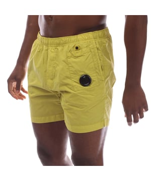 Heren C.P. Company Flatt Nylon Lens Zwemshort in geel.- Verstelbare tailleband met trekkoord.- Zijzakken.- Lensdetail.- Binnenzijde van gaas.- Gedecoreerd.- Normale pasvorm.- 100% Polyamide.- Ref: 18CMBW233A245