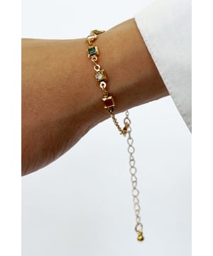 A stylish and versatile accessory featuring interlinked square-shaped chains in a lively spectrum of colors. This bracelet adds a playful yet sophisticated touch to your look, perfect for everyday wear or special occasions.
Zinc alloy
Stone: Crystal Gem Stone
Length 18cm +5cm
SKU:JE404001