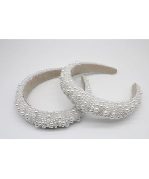 Elevate any occasion with our pearl headband collection. Perfect for bridal parties, formal gatherings, and timeless moments of elegance.
Width at the Thickest Point = 3.3cm approx.
Width at the Thinnest Point (Edge) = 2.1cm approx.
HA301307. Colour: White