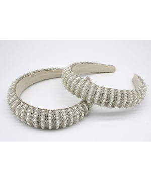 Elevate any occasion with our pearl headband collection. Perfect for bridal parties, formal gatherings, and timeless moments of elegance.
Width at the Thickest Point = 3.3cm approx.
Width at the Thinnest Point (Edge) = 2.1cm approx.
HA301407. Colour: White