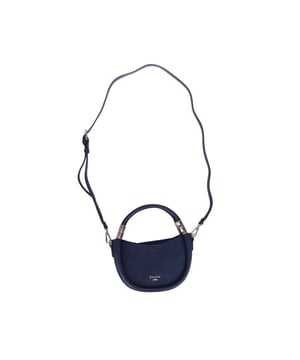 Daffneys is de perfecte stijl om dit seizoen je accessoirecollectie te verbeteren. Versierd met goudkleurig beslag en een veilige magneetsluiting straalt deze schoudertas ingetogen elegantie uit die de aandacht trekt. Het veelzijdige handvat zorgt ervoor dat je de tas moeiteloos kunt dragen, waardoor hij ideaal is voor overgangen van dag naar nacht. Of je nu naar kantoor gaat om boodschappen te doen of 's avonds een drankje gaat drinken, deze stijlvolle tas is een must-have toevoeging aan je dagelijkse collectie.