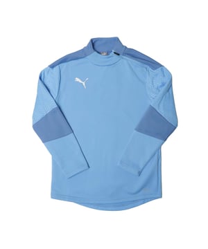 Juniors Puma Final Training Fleece in blauw.- Lange mouwen.- Zijdelingse ritssluiting in de nek met mesh inzet.- In reliëf aangebrachte graphic op de mouwen.- Gevormd gestreept paneel in contrasterende kleur geïntegreerd in kleurblokkering op de schouders.- Afhangende zoom achter. - 87% polyester 13% elastaan.- Ref: 65667918Y18