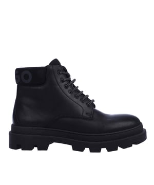 New casual approach on HUGO boot. Full pull up leather laced boot upper design enriched by HUGO logo on the padded collar. Chunky rubber sole that assures a modern and contemporary look and feel to the style.