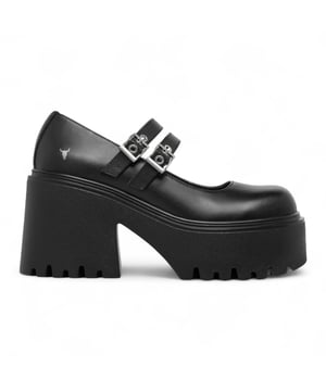 Stap in een gedurfde stijl met de Windsor Smith Lessons plateauschoenen – een moderne variant op de klassieke Mary-Jane. Deze stevige plateauschoenen hebben een bovenwerk van glad zwart leer en zijn voorzien van twee verstelbare bandjes met zilveren details, veteroogjes en het kenmerkende stierenlogo van Windsor Smith aan de zijkant. Ontworpen voor statement-makers, hebben ze een lichtgewicht PU-zool met noppen, een torenhoge hak van 9 cm en een plateau van 4,6 cm voor comfort en impact. Met een ronde neus en gedurfde details zijn ze perfect om elke outfit te upgraden. Bovenwerk: Premium leer Voering: Niet-leer Zool: Lichtgewicht PU Sluiting: Twee verstelbare bandjes met zilveren veteroogjes Teen: Afgerond Plateau Hoogte: 4,6 cm Hakhoogte: 9 cm Details: Geprofileerde zool, zilveren details, stierenlogo