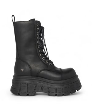 Luce una imagen audaz con las botas de plataforma Windsor Smith Screaming, donde el estilo de combate se fusiona con un toque sofisticado. Confeccionadas en piel de vacuno encerada, estas botas con cordones de 11 ojales presentan una gruesa suela de cuña con plataforma y tacos, puntera reforzada y un grueso detalle de puntada trenzada. La cremallera interior facilita el calce, mientras que la tirador de piel y el logo del toro grabado en la parte trasera añaden los toques característicos de Windsor Smith. Diseñadas para una actitud y comodidad excepcionales, destacan por su tacón de 7,5 cm y plataforma de 5,6 cm. Exterior: Piel de vacuno encerada. Forro: Sin piel. Suela: PU ligero (cuña con tacos). Cierre: Cordones con cremallera interior. Puntera: Redonda con puntera. Altura de la plataforma: 5,6 cm. Altura del tacón: 7,5 cm. Diseño: Bota de combate gruesa con detalle de puntada gruesa. Marca: Logo del toro grabado en la parte trasera.