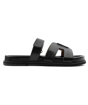 Las sandalias Mindy de Bibi Lou en cuero nude aportan intriga con su elegante punta redondeada y diseño fascinante, que destacan aún más este hermoso modelo. Pasea con confianza y un atractivo encantador sobre el tacón de 1.5 cm, desprendiendo un aire veraniego. Este zapato de Bibi Lou añade estilo europeo con la planta de marca distintiva y su silueta ligera.