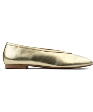 Add some Midas elegance to your look with the golden Bibi Lou Zira ballerinas. Crafted from supple metallic leather, with a chic rounded toe and accented by a gleaming golden sheen, these slip-on loafers pair a confident 2.5cm block heel with a classic, vogue penny-loafer style. Slip into this refined staple, where style meets sophistication.