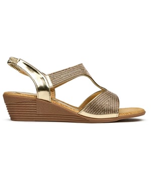Sandalias cuña Solesister dana para mujer en metálico, fabricadas con materiales sintéticos y una suela sintética. Presentan: punta redonda, forro y plantilla sintéticos y detalle de tira elástica en el talón.