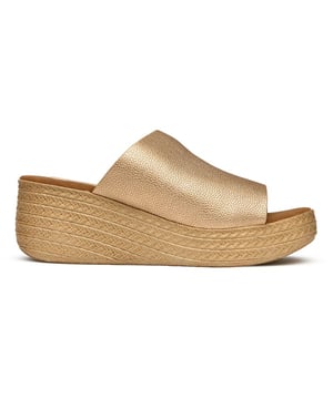 Dames metallic Solesister brandy wedge sandalen, vervaardigd met synthetisch materiaal en een synthetische zool. Kenmerken: ronde neus en synthetische voering & sok.
