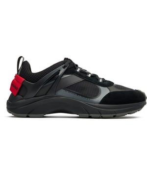 Las zapatillas Hugo Go 2 de HUGO combinan un estilo elegante con un rendimiento atlético. Fabricadas con una parte superior de nailon ligero en negro clásico, estas zapatillas inspiradas en la carrera ofrecen tanto comodidad como durabilidad. La suela de goma proporciona un agarre y soporte confiables para el uso diario. Su diseño contemporáneo presenta un discreto logo de HUGO, lo que las hace lo suficientemente versátiles para combinar con atuendos casuales o ropa deportiva. Un equilibrio perfecto entre estética moderna y funcionalidad práctica para el hombre contemporáneo.