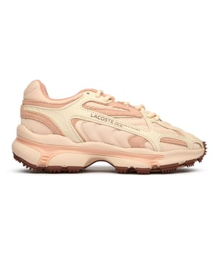 Eleva tu estilo atlético con las zapatillas Lacoste L003 2k42 para mujer en un vibrante color rosa. Estas zapatillas inspiradas en la carrera equilibran perfectamente moda y funcionalidad, con partes superiores sintéticas que mantienen su apariencia elegante incluso con el uso diario. La comodidad es estándar gracias a las plantillas Ortholite y las plantillas de espuma especializadas, mientras que la media suela de EVA proporciona una amortiguación receptiva. El talón reforzado aporta estabilidad y soporte, todo sobre una suela de goma duradera que maneja diversas superficies con facilidad.