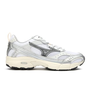 Mizuno Mxr Sport balanceert retro charme met moderne prestaties in deze witte sneakers voor dames. Geïnspireerd door hardloopsilhouetten uit de jaren 2000, tonen deze schoenen premium materialen door een doordachte mix van leer, textiel en rubberen overlays. De lichte tussenzool biedt de hele dag comfort, terwijl de handige nylon trekstrip zowel stijl als functionaliteit toevoegt. Perfect voor casual gebruik, maar ontworpen met de gerenommeerde technische expertise van Mizuno, leveren deze sneakers kwaliteitsvakmanschap met nostalgische aantrekkingskracht.