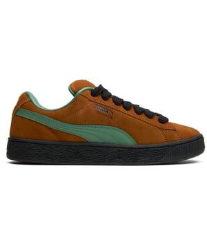 Ervaar erfgoedontwerp opnieuw vormgegeven met de Puma Suede XL. Deze bruine sneakers nemen de iconische silhouette mee naar nieuwe proporties met een overdadige tong en kraag voor een gedurfde, oversized uitstraling. Gemaakt van premium suede met debossed en folie-geprinte Puma branding, bieden ze onmiskenbare straatcredibiliteit. De mesh voering en inlegzool zorgen voor ademend comfort, terwijl de rubberen zool betrouwbare grip biedt voor dagelijks gebruik. Een hedendaagse draai aan een tijdloze klassieker.
