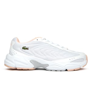 Las Lacoste Storm 96 2K Lite ofrecen una interpretación contemporánea de las siluetas clásicas de running. Estas zapatillas blancas para mujer combinan estilo y sustancia con un upper de nylon ligero y una suela de goma duradera. La comodidad excepcional proviene de la plantilla Ortholite y de las plantillas de espuma especializadas, mientras que la media suela de EVA proporciona una amortiguación receptiva para un uso durante todo el día. El talón reforzado añade estabilidad y estructura a estas versátiles zapatillas que combinan sin esfuerzo la elegante deportividad característica de Lacoste con un diseño funcional.