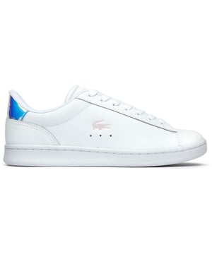 El Set Carnaby de Lacoste ofrece una elegancia atemporal inspirada en la pista con un toque moderno. Estas zapatillas de cuero blancas combinan un estilo sofisticado con practicidad, respaldadas por una suela de goma duradera para un confort todo el día. Sutiles acentos metálicos realzan el diseño clásico, mientras que la marca distintiva Lacoste en la lengüeta, el talón y el lateral añade un atractivo de herencia auténtica. Perfectas para salidas casuales o ocasiones smart-casual, estas versátiles zapatillas para mujeres ofrecen la calidad artesanal por la que Lacoste es reconocida.