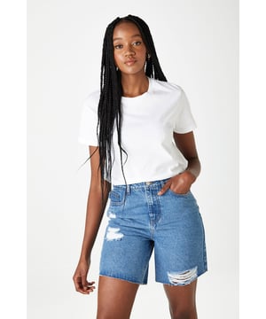 These shorts feature a high waist, slim fit, and a classic 5-pocket denim silhouette.Perfect to pair with tops from our new in section for a more put together look or pair with our new sweatshirts for everyday style and comfort.The perfect shorts for that versatile holiday wardrobe.Responsibly sourced and part of our sustainable range 🤍Model is 5'9 and wears a size 8.