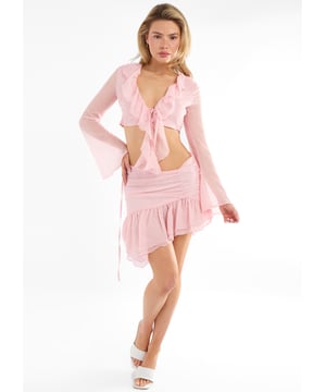 Esta minifalda rosa de gasa texturizada con dobladillo de volantes combina un estilo alegre con un uso cómodo. Su ligero tejido de gasa ofrece un tacto suave y vaporoso, mientras que el diseño texturizado añade interés visual. El bajo con volantes le da un toque atrevido y coqueto, perfecto para salidas informales o para llamar la atención con facilidad.