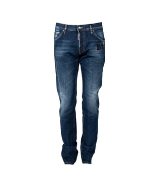 El diseño ajustado de estos pantalones resalta tu figura, agregando elegancia y un estilo refinado, lo que los convierte en la opción ideal para cualquier ocasión, desde salidas diarias hasta encuentros más formales.

Con una cintura media, estos pantalones ofrecen comodidad y libertad de movimiento, al mismo tiempo que combinan perfectamente con una variedad de elementos del vestuario, lo que los hace un complemento universal para tu armario.

Cerrados con botones logotipados, que añaden un carácter único y subrayan sutilmente el prestigio de la marca, estos pantalones no solo son estilosos, sino también prácticos en su uso.

Junto al cierre, una etiqueta de la marca no es solo un detalle, sino también una prueba de atención a la calidad y autenticidad, lo que resalta la longevidad y durabilidad de este producto.

Cosiéndolos con un hilo de contraste, estos pantalones se distinguen por un acabado original que les añade un aspecto moderno y dinámico, atrayendo miradas y subrayando un estilo individual.

Con tres bolsillos en la parte frontal y dos en la trasera, ofrecen una solución práctica para almacenar los objetos esenciales, al mismo tiempo que mantienen un aspecto elegante y ordenado del conjunto.

Cerca del bolsillo izquierdo, el logotipo bordado de la marca subraya sutilmente la exclusividad del producto, añadiendo prestigio y confirmando su alta calidad y la reputación del fabricante.

Con desgastes, que le dan a los pantalones un carácter de moda y ligeramente atrevido, encajan perfectamente en las tendencias actuales y les añaden un encanto único.

Hechos de tela de alta calidad, estos pantalones no solo proporcionan una comodidad excepcional al llevarlos, sino también durabilidad y resistencia al uso diario, lo que los convierte en una inversión a largo plazo.

Producidos en Italia, lo que garantiza la más alta calidad de fabricación y cuidado de cada detalle, estos pantalones son un verdadero reflejo del estilo y la elegancia italiana.