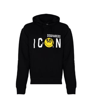 Ein Hoodie ist die perfekte Kombination aus Stil und Komfort, die sowohl für den Alltag als auch für lässigere Outfits geeignet ist. Dank sorgfältig ausgewählter Materialien und modernem Schnitt sieht der Hoodie nicht nur großartig aus, sondern bietet auch den ganzen Tag über Komfort, unabhängig vom Anlass.

Die Kapuze ist mit einem Kordelzug verstellbar und bietet zusätzlichen Schutz vor Wind und Regen, während sie gleichzeitig die Größeneinstellung nach persönlichen Vorlieben ermöglicht. Dies ist eine praktische Lösung, die den Hoodie bei jedem Wetter ideal macht und an kälteren Tagen Wärme und Komfort bietet.

Das einfache Design des Hoodies macht ihn zu einem universellen Kleidungsstück, das leicht mit verschiedenen anderen Kleidungsstücken kombiniert werden kann, um sowohl sportliche als auch lässige Outfits zu kreieren. Dadurch wird der Hoodie zu einem unverzichtbaren Element im Kleiderschrank jeder Person, die Vielseitigkeit und die einfache Erstellung modischer Sets schätzt.

Mit einem Frontdruck bekommt der Hoodie einen einzigartigen Charakter und ermöglicht es, die eigene Persönlichkeit auszudrücken, indem er die Aufmerksamkeit auf sich zieht und jedem Outfit Originalität verleiht. Ein prägnantes Muster oder ein subtiles Motiv – die Wahl liegt bei Ihnen, und jeder Druck unterstreicht Ihre Individualität und Ihren Stil.

Der Saum und die Ärmel mit Bündchen bieten zusätzliche Anpassungsfähigkeit, was den Tragekomfort erhöht und dafür sorgt, dass der Hoodie perfekt am Körper anliegt. Die Bündchen heben nicht nur die Form des Hoodies hervor, sondern verhindern auch den Wärmeverlust, was an kühleren Tagen besonders wichtig ist.

Aus hochwertigem Stoff gefertigt, garantiert der Hoodie Langlebigkeit und Tragekomfort und bietet ein angenehmes Gefühl auf der Haut sowie Widerstandsfähigkeit gegen tägliche Abnutzung. Dank sorgfältiger Verarbeitung behält der Hoodie sein Aussehen und seine Form auch nach vielen Wäschen, was ihn zu einer langfristigen Investition macht.

In Italien hergestellt, vereint der Hoodie europäische Fertigungsqualität mit modernem Design, was ihn zu einer ausgezeichneten Wahl für Personen macht, die Eleganz und Zuverlässigkeit schätzen. Das italienische Handwerk garantiert die Sorgfalt für jedes Detail, und das moderne Design macht den Hoodie nicht nur praktisch, sondern auch stylisch.