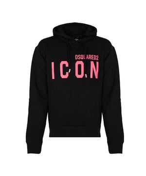 Der Hoodie ist die perfekte Kombination aus Stil und Komfort, die sowohl für alltägliche als auch für informelle Outfits geeignet ist.

Die Kapuze lässt sich mit einer Schnur verstellen, bietet zusätzlichen Schutz vor Wind und Regen und ermöglicht es gleichzeitig, ihre Größe den persönlichen Vorlieben anzupassen.

Der einfache Schnitt des Hoodies macht ihn zu einem universellen Kleidungsstück, das leicht mit verschiedenen Outfits kombiniert werden kann, um sowohl sportliche als auch Casual-Looks zu kreieren.

Mit einem Druck auf der Vorderseite erhält der Hoodie einen einzigartigen Charakter und ermöglicht es, die eigene Persönlichkeit auszudrücken, wobei er Aufmerksamkeit auf sich zieht und jedem Outfit Originalität verleiht.

Der untere Saum und die Ärmel mit Bündchen sorgen für eine zusätzliche Passform, was den Tragekomfort erhöht und eine perfekte Passform am Körper gewährleistet.

Aus hochwertigem Stoff gefertigt, garantiert der Hoodie Langlebigkeit und Tragekomfort, bietet ein angenehmes Gefühl auf der Haut und ist widerstandsfähig gegen tägliche Abnutzung.

In Italien hergestellt, kombiniert der Hoodie europäische Qualität der Verarbeitung mit modernem Design, was ihn zu einer ausgezeichneten Wahl für Personen macht, die Eleganz und Zuverlässigkeit schätzen.