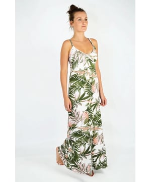 Simple yet sexy palm print maxi dress. Summery V Neck with straps, and a not-too-high front leg split this dress is ideal for casual summer wear, or dressed up for events with heels and a simple necklace.
95% Viscose 5% Elastane
Sizing is As expected,
Length 48" Shoulder to Hem
Last season clearance originally made for Boohoo.