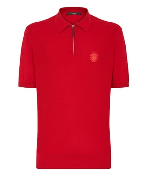 Las bandas en diseño jacquard son las características principales de este polo de manga corta de algodón. El escudo de la marca aparece bordado en la parte izquierda del pecho. La tira para colgar cosida en el canesú está adornada con el monograma bordado. Cuello con el cierre de cremallera. Sisas reducidas. Cuello, puños y borde inferior en punto de canalé.
