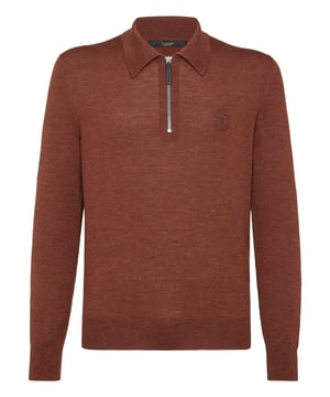 Poloshirt van gebreide zuivere wol met lange mouwen en het iconische wapenschild geborduurd op de linkerborst. Lederen rits aan de kraag. Een ophanglus met het monogram van het merk is op het juk genaaid. Ribgebreide zomen.