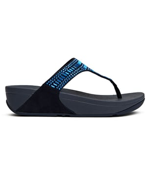 Las sandalias Fitflop Incastone Toe-Thong elevan tu chancla diaria con impresionantes detalles de incastone que capturan la luz de manera hermosa. Con una suela micro wobbleboard, característica de FitFlop, estas sandalias azules no solo lucen bien, sino que también activan tus músculos con cada paso. El tacón de 4 cm añade el suficiente levantamiento para alargar tus piernas mientras mantienen la comodidad para un uso prolongado. Las partes superiores sintéticas y las suelas de goma aseguran una durabilidad que iguala su sofisticado estilo.