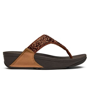 Las Fitflop Lulu Shimmerfoil aportan un glamour sin esfuerzo a tu paso diario con su llamativo acabado metálico y sutiles detalles de brillo. Construidas sobre la suela micro wobbleboard característica de Fitflop, estas chanclas ofrecen una comodidad excepcional mientras que el tacón de 4 cm añade justo la cantidad adecuada de elevación. La parte superior sintética garantiza durabilidad, mientras que la suela de goma proporciona un agarre fiable para el uso durante todo el día.