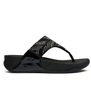 Estas no son tus sandalias promedio. La Lulu Crystal Feather eleva la comodidad casual con detalles de cristal que brillan y capturan la luz maravillosamente. Construidas sobre la suela micro wobbleboard característica de FitFlop, ofrecen soporte ergonómico mientras que el tacón de 4 cm añade un sutil aumento de altura. Las elegantes correas sintéticas negras ofrecen durabilidad y estilo que se adaptan sin esfuerzo desde la piscina hasta paseos nocturnos.