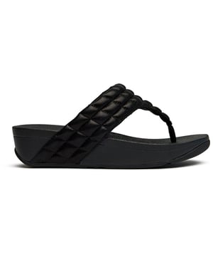 El Fitflop Lulu Padded Shimmy transforma la simple chancleta en una experiencia de bienestar para tus pies. Con su parte superior acolchada y suave y su innovadora suela de micro wobbleboard, cada paso activa tus músculos mientras proporciona una comodidad similar a la de una nube. La elegante construcción sintética negra se combina sin esfuerzo con cualquier look veraniego, mientras que el tacón de 4 cm añade el levantamiento justo para alargar tu silueta. ¿Quién sabía que sentirse bien podría verse tan bien?