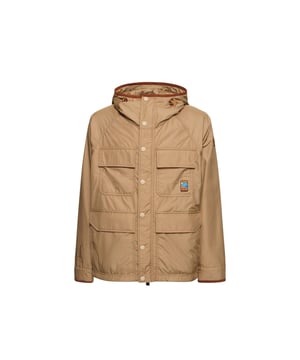 - Samenstelling: 100% polyester - Voering: nylon - Verstelbare capuchon - Ritssluiting aan de voorkant en drukknoopsluiting - Zakken met rits en riemsluiting - Alcantara®-profielen op de mouwonderkant en capuchon - Verstelbare manchetten - Reflecterende en verhoogde details - Kan worden omgevormd tot