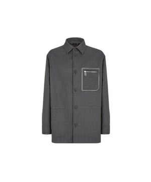 - Composición: 98% Cachemira 2% Elastano - Mangas largas - Cuello camisero - Lavado especializado - Bolsillo con cremallera en el pecho y bolsillos de parche en el bajo - Cierre con botones forrados a juego - Bolsillo en el pecho adornado con un FF en relieve y ribete de piel.
